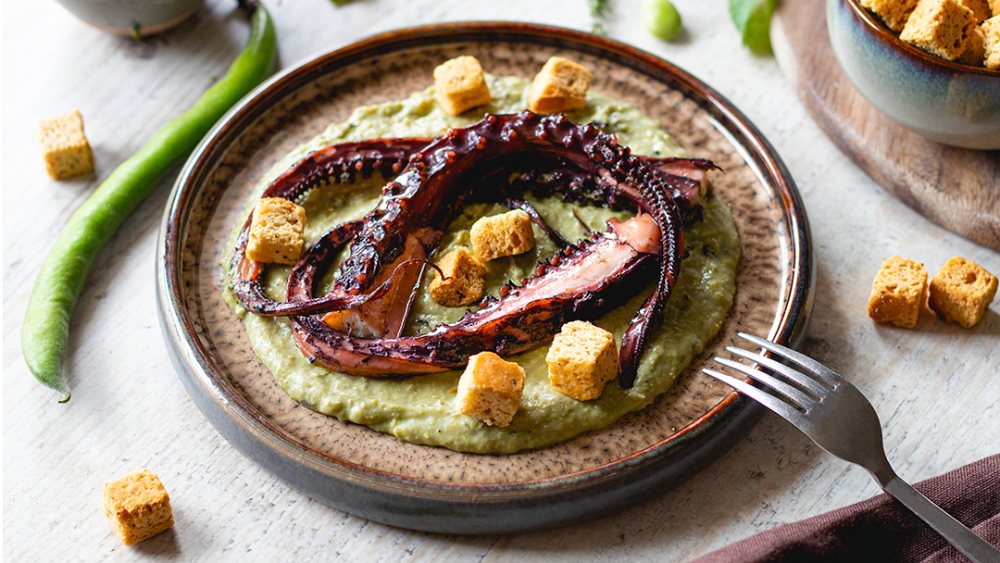Polpo su crema di fave con Crostino Dorato al Cubo Delverde